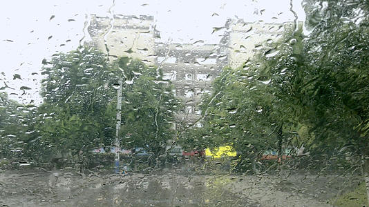 4k雨天车窗玻璃上的雨滴视频的预览图