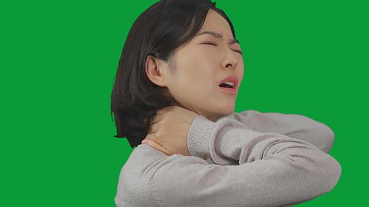 4K绿幕女性脖颈疼痛难受视频的预览图