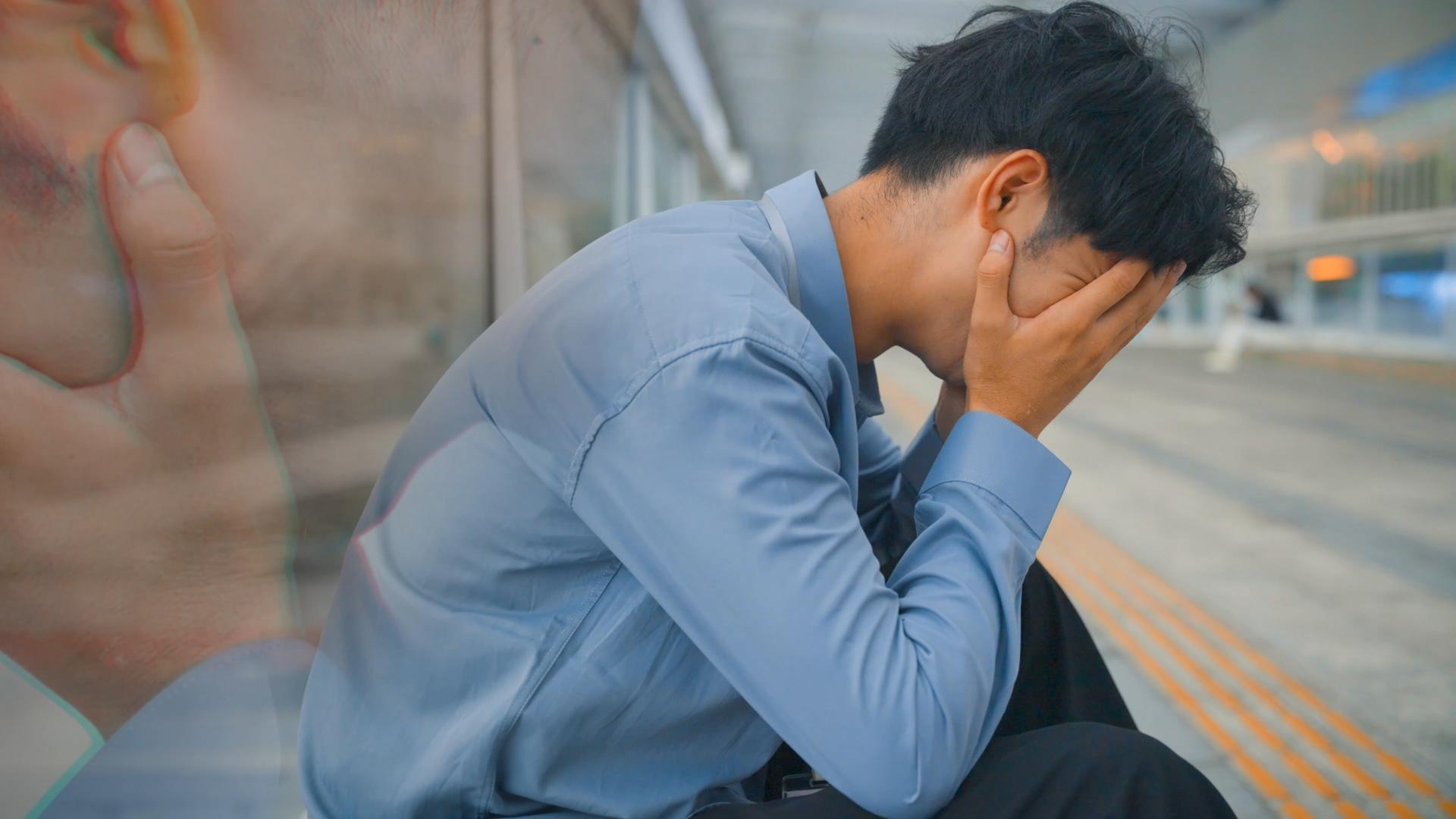 4k男青年茫然地坐在城市的街道上情绪低落视频的预览图