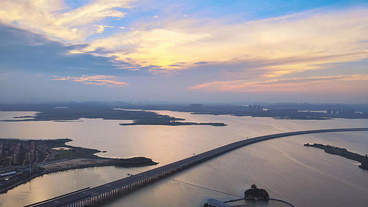 航拍风光城市夕阳落日晚霞余晖天空下的湖景风景全景素材视频的预览图