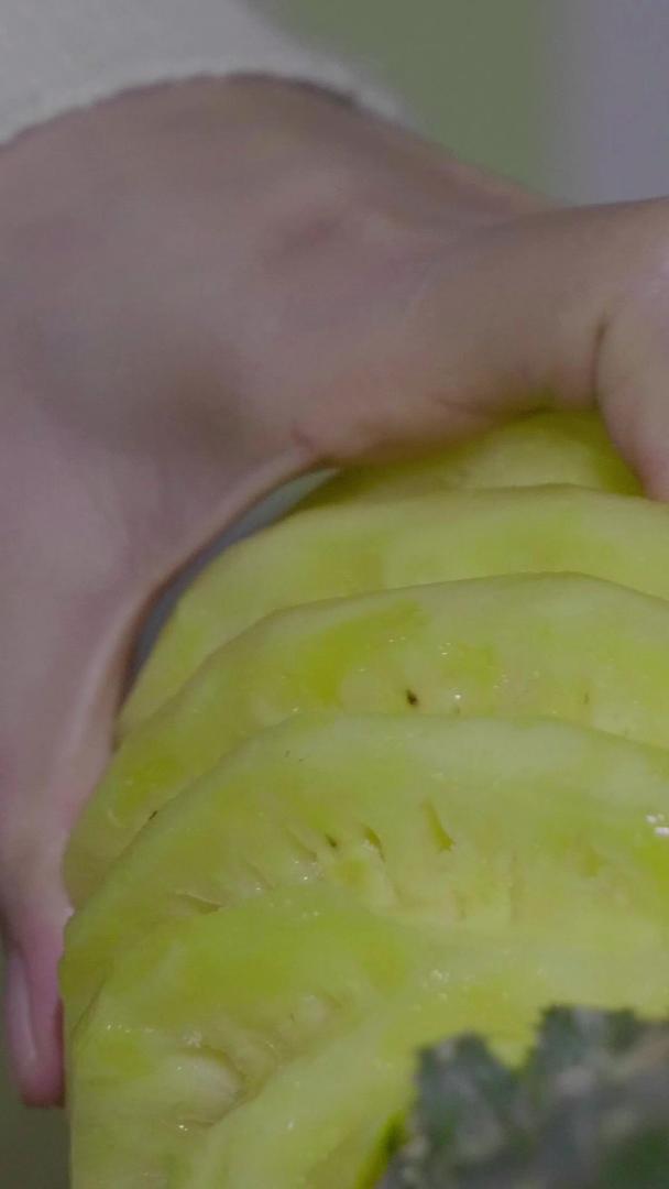 实拍菠萝切开视频素材素材视频的预览图