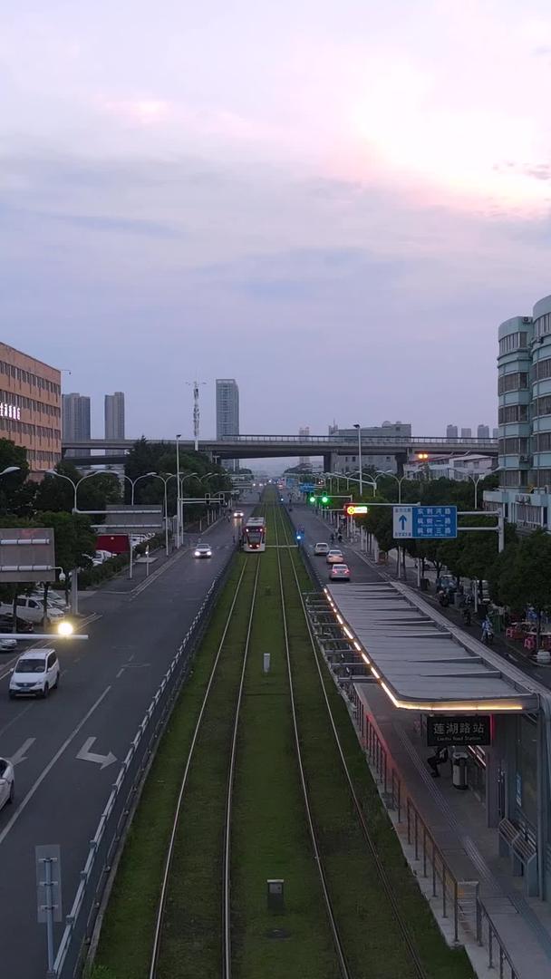 航拍风景城市夕阳天空下的地面交通轨道电车有轨列车素材视频的预览图