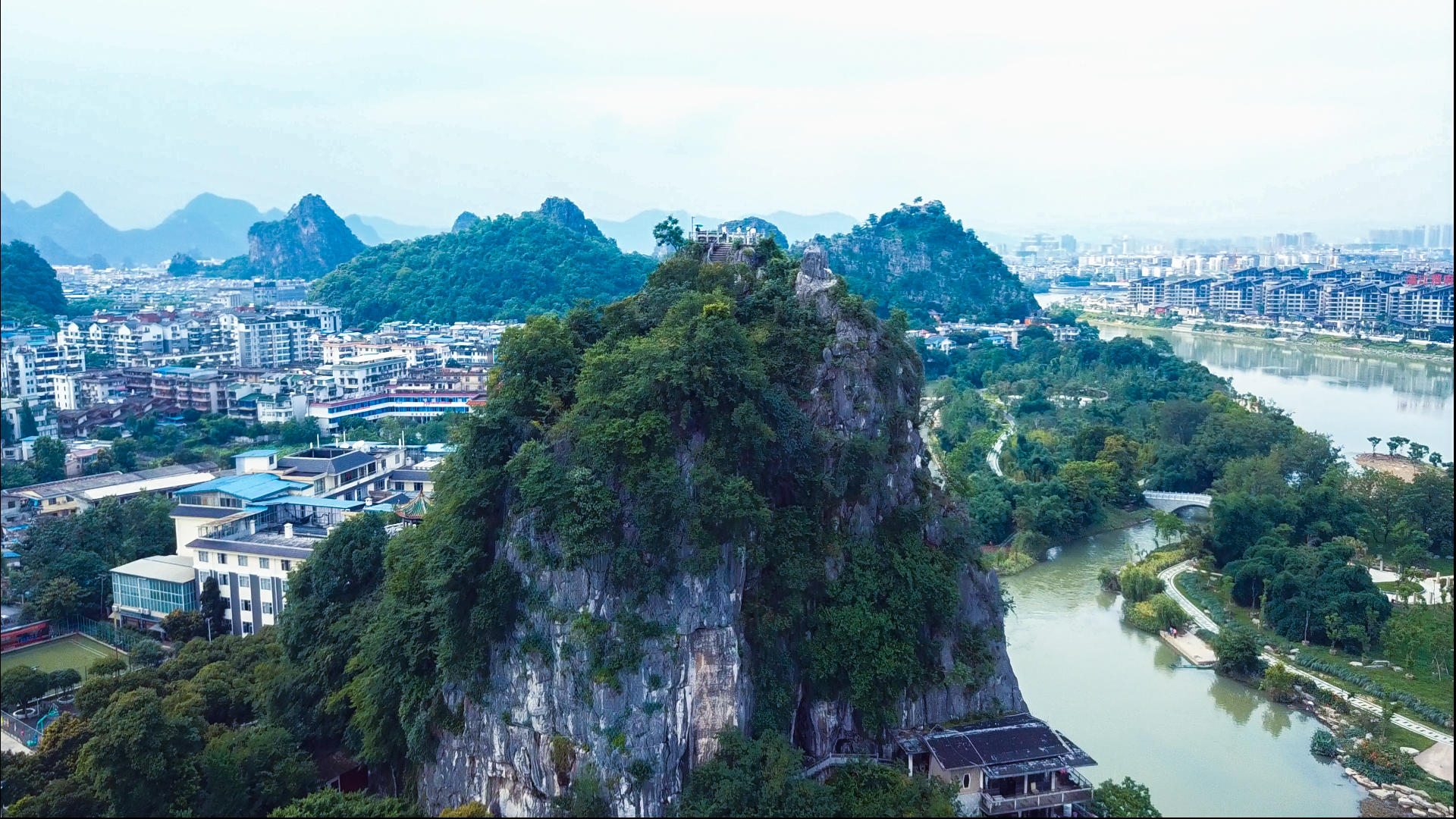 4k高清航拍桂林著名景点伏波山公园视频的预览图