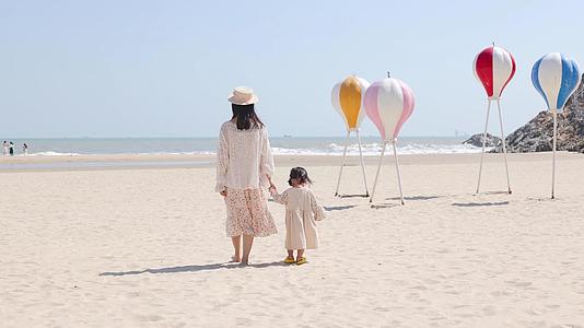 母亲节母女幼儿海边温馨散步玩耍视频的预览图