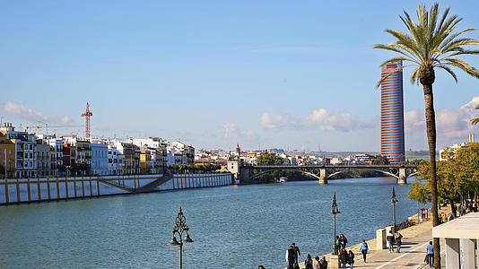 西班牙塞维利亚享受河边下午休闲时光视频的预览图