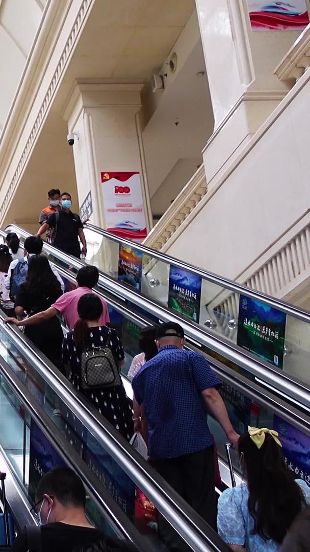 从第一视角看城市高铁站手扶电梯人潮汹涌街景人流素材视频的预览图