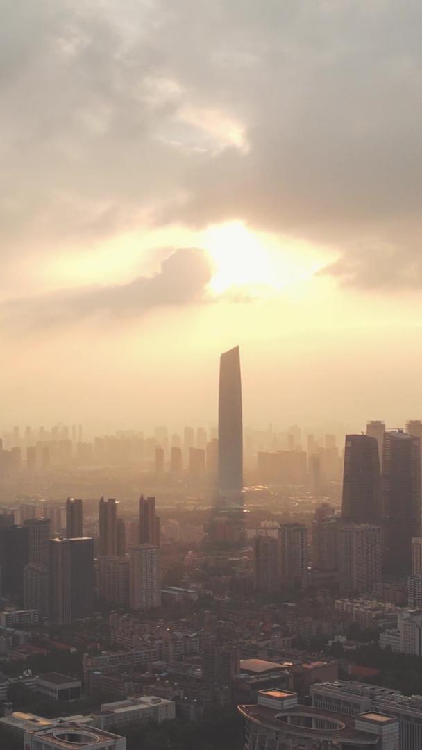 延时摄影航拍城市风光天际线夕阳夕阳夕阳余晖天空素材视频的预览图