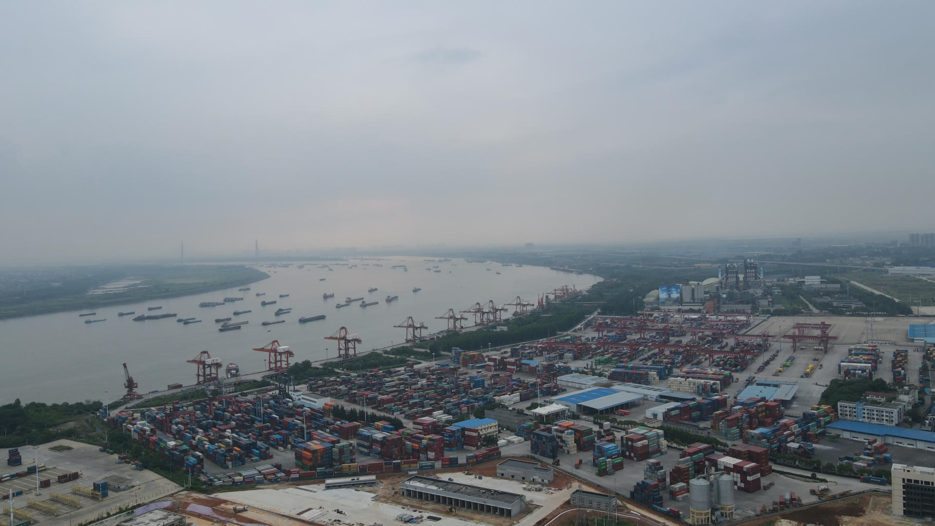 延时摄影航拍风光城市长江边港口码头集装箱工业贸易物流素材视频的预览图