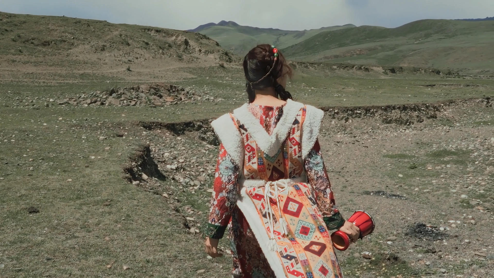 4K慢动作藏族女孩风中行走在高原上视频的预览图