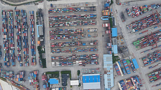航拍风光城市堆满彩色集装箱工业进出口货品的港口物流码头全景素材视频的预览图