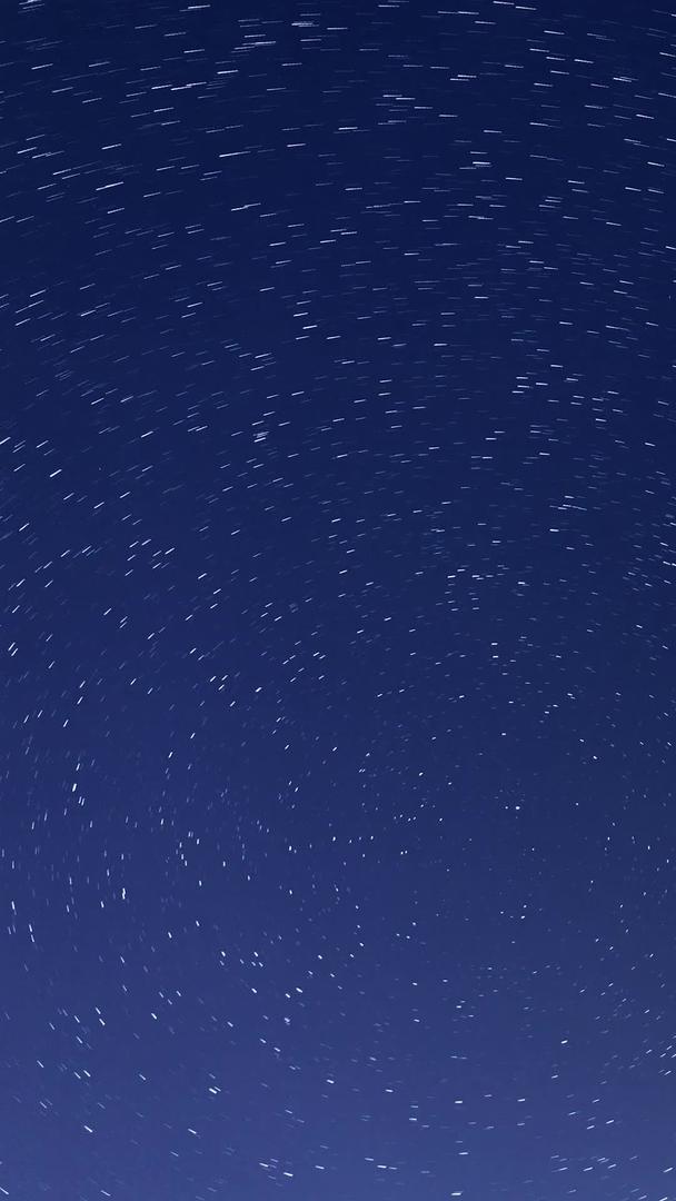 在夜空下延迟拍摄信号塔星轨视频的预览图