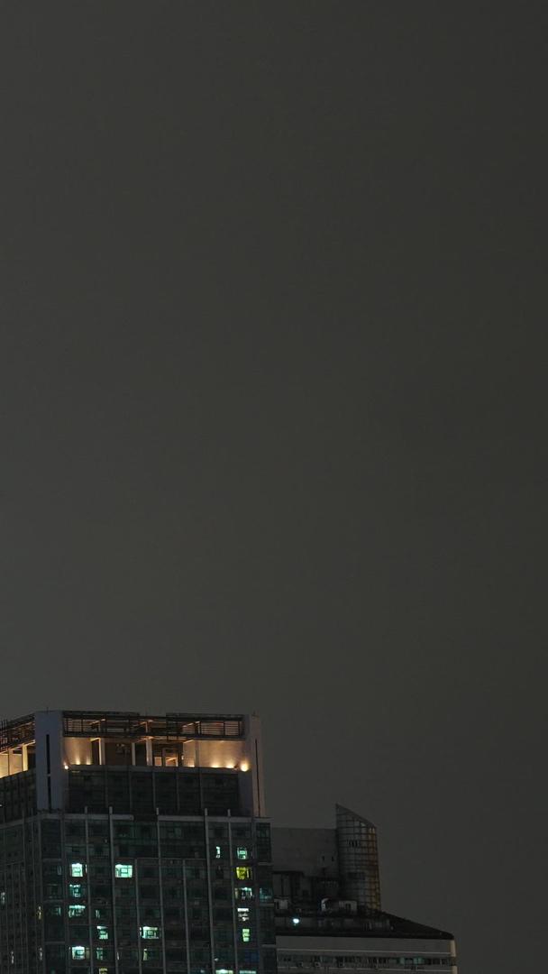 城市暴雨来临前电闪雷鸣夜晚灯光夜景素材视频的预览图