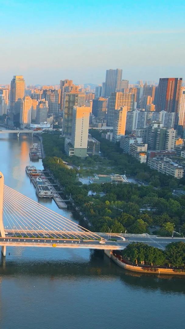 美丽的航拍广州海印大桥车流夕阳余晖视频的预览图