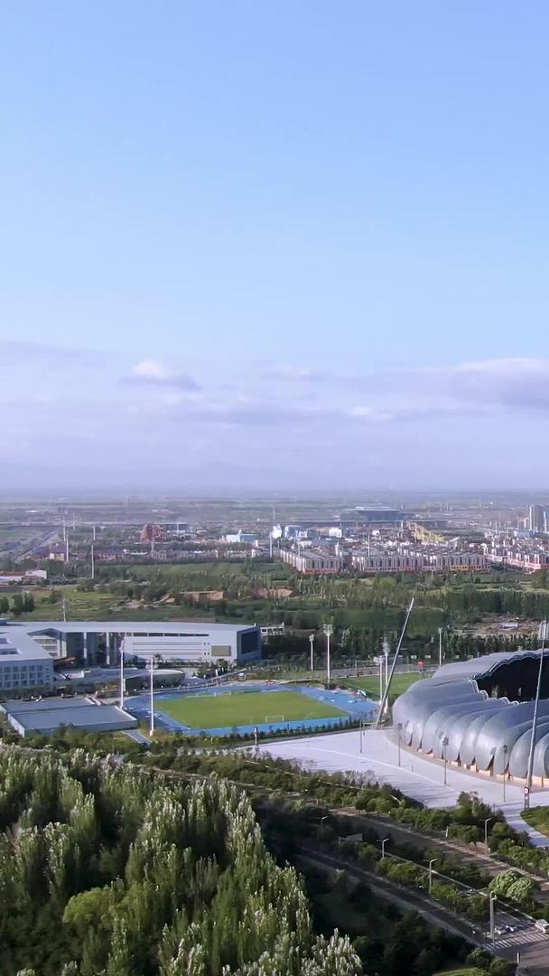 城市体育中心航拍场馆的日景和夜景视频的预览图