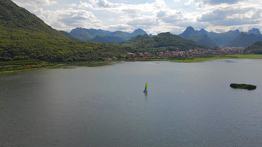 4k风景秀美的湖面上行驶的帆船视频的预览图