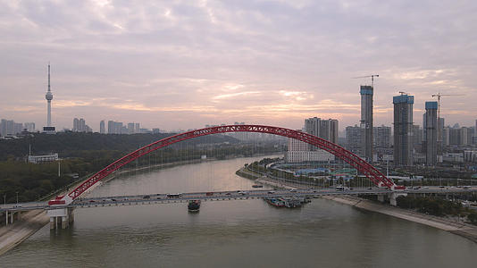 航拍城市风光红色晴川桥交通道路4k素材视频的预览图