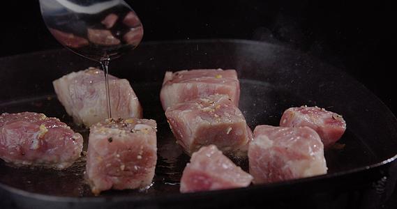 8K油锅煎炒肉粒视频的预览图