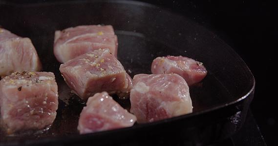 8K油锅煎炒肉块视频的预览图