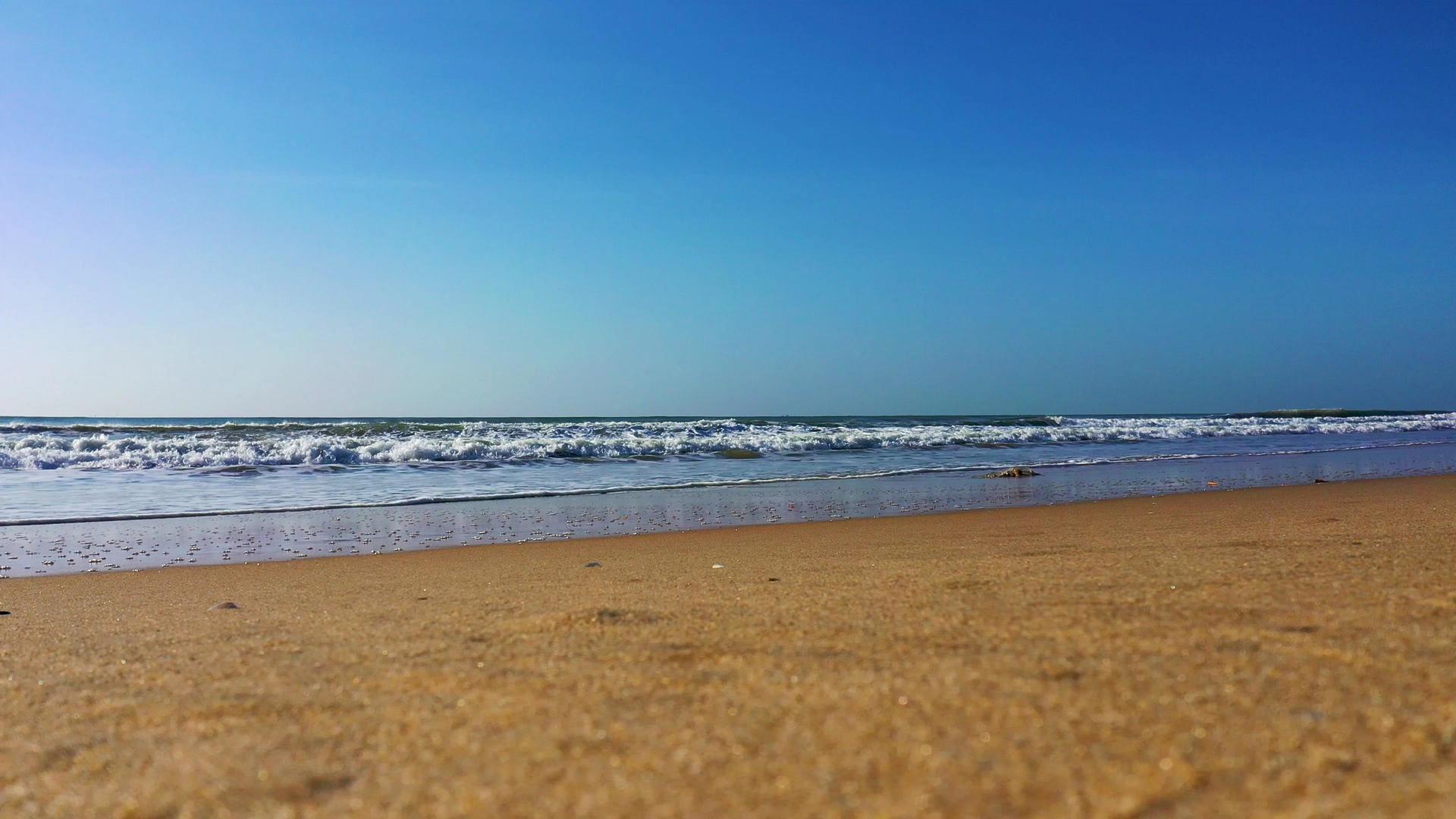 4K实拍夏天黄色沙滩海浪视频的预览图