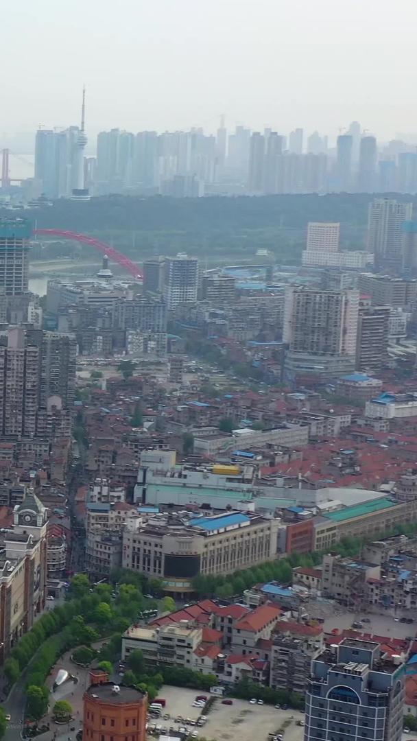 武汉地标平安大厦环绕航拍长江风光视频的预览图