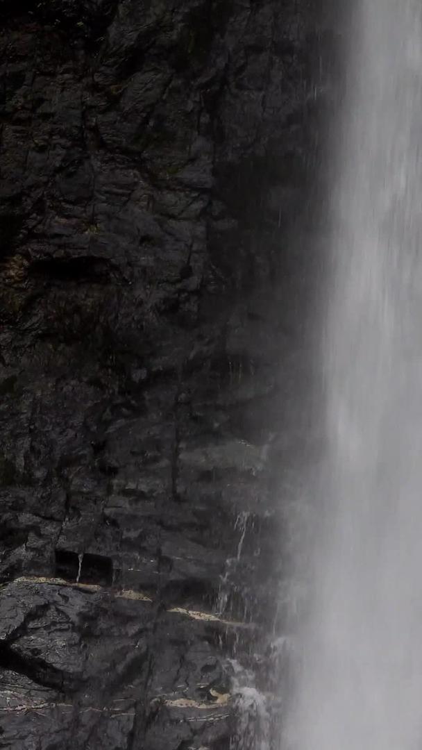 夏天的瀑布实拍视频视频的预览图