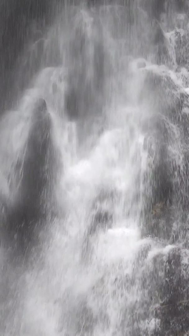夏天的瀑布实拍视频视频的预览图