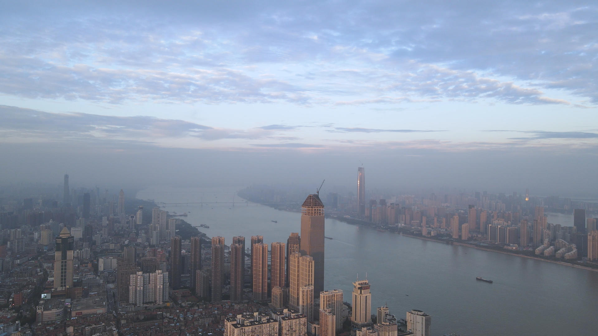 航拍城市长江江景地标建筑晚霞天空4k素材视频的预览图