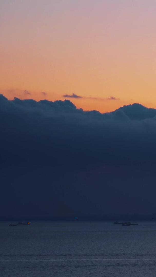 海边的夕阳和乌云船的延迟摄影视频的预览图