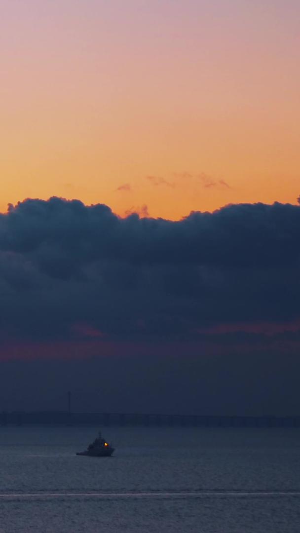 海边的夕阳和乌云船的延迟摄影视频的预览图