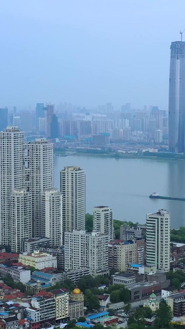 武汉长江风光和两岸建筑群的航拍视频的预览图