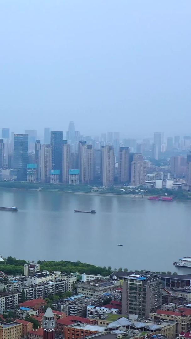 武汉长江风光和两岸建筑群的航拍视频的预览图