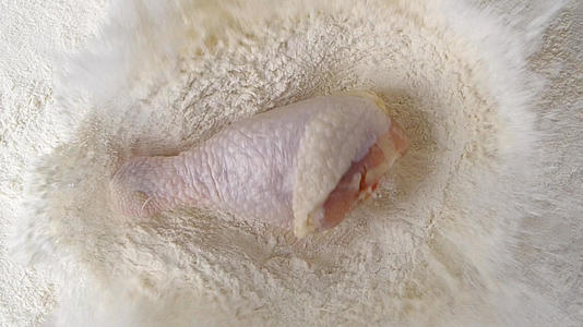 升格厨师炸鸡裹面粉美食素材视频的预览图