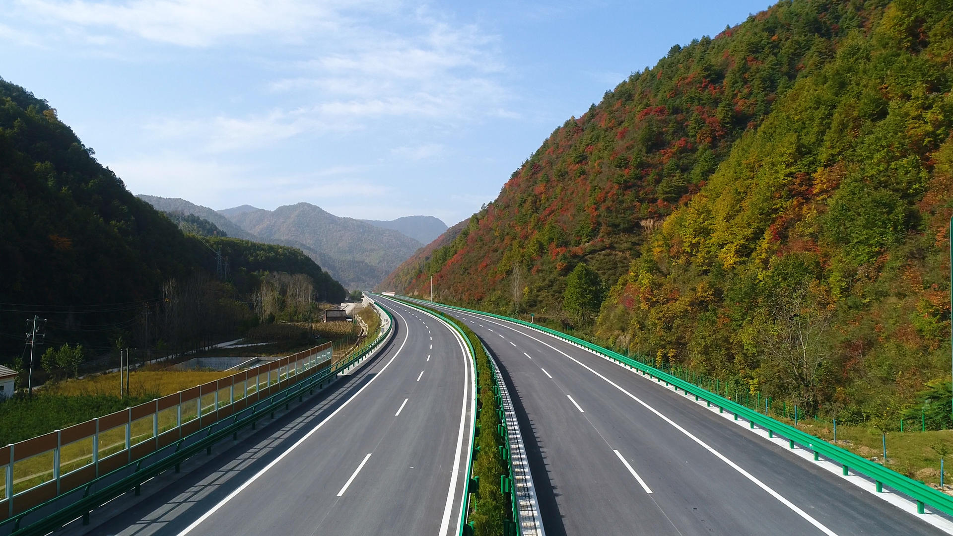 山区高速公路航拍视频的预览图