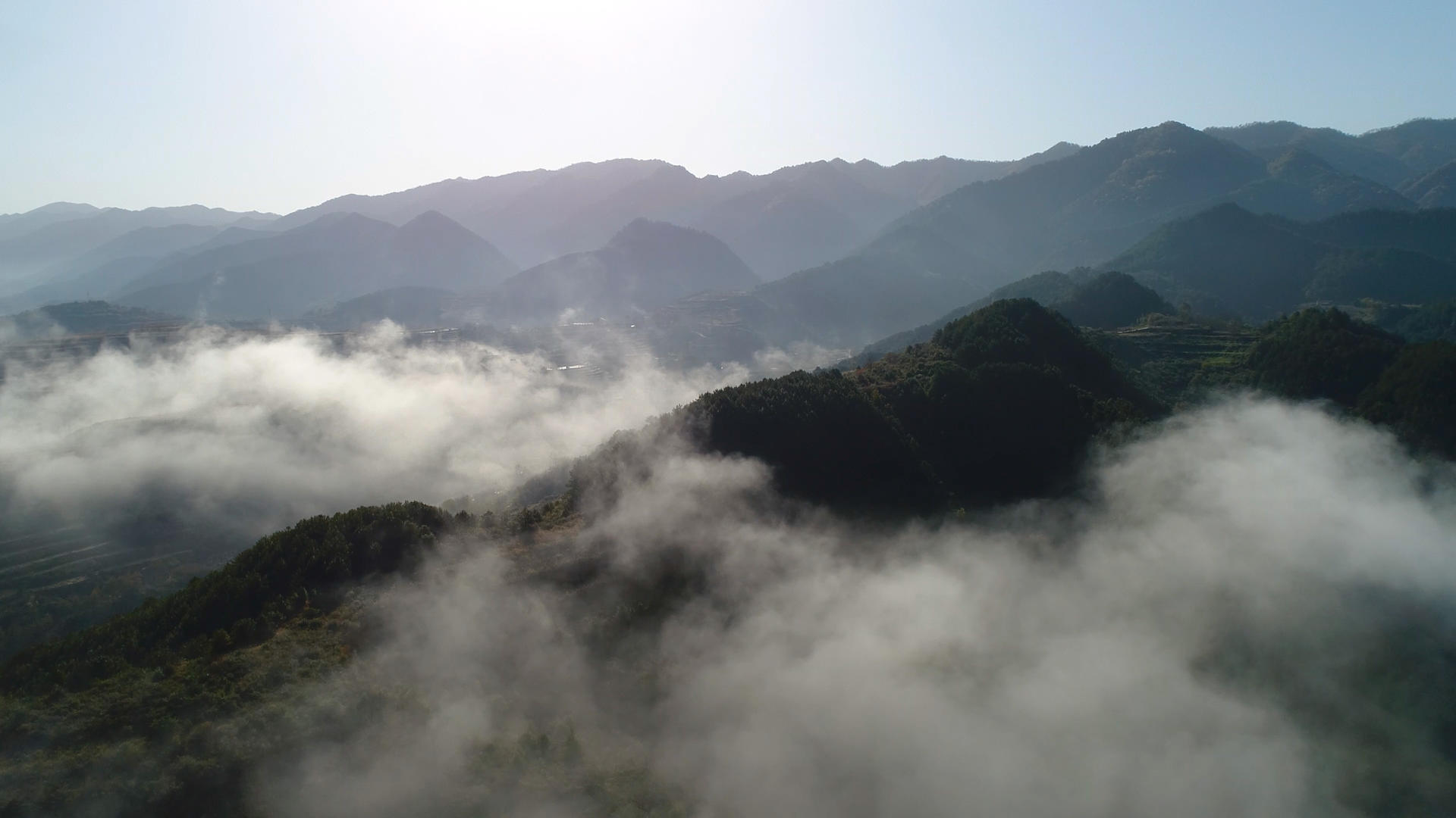 山区云海逆光航拍视频的预览图