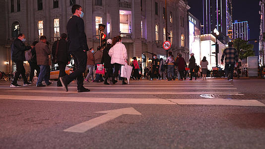 4k素材升格拍摄慢镜头城市斑马线人行道低角度逛街人群的预览图