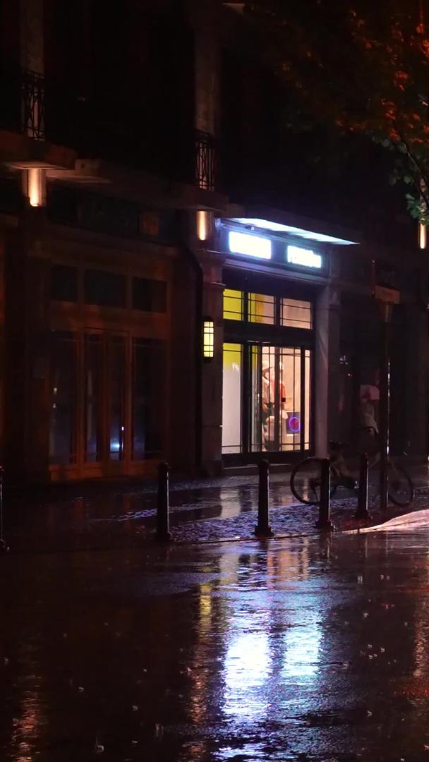 下雨天城市夜间道路交通街景灯光汽车素材视频的预览图