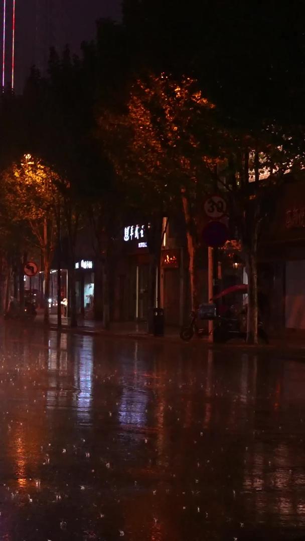下雨天城市夜间道路交通街景灯光汽车素材视频的预览图