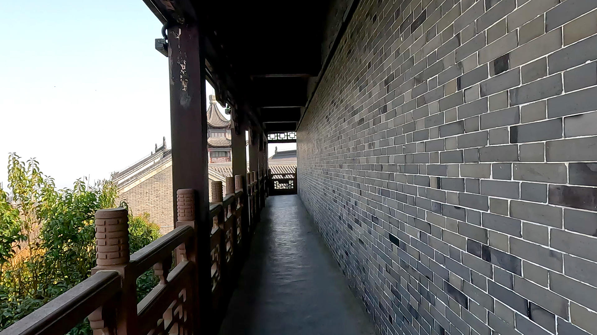 穿越茅山道观走廊实拍4K视频的预览图
