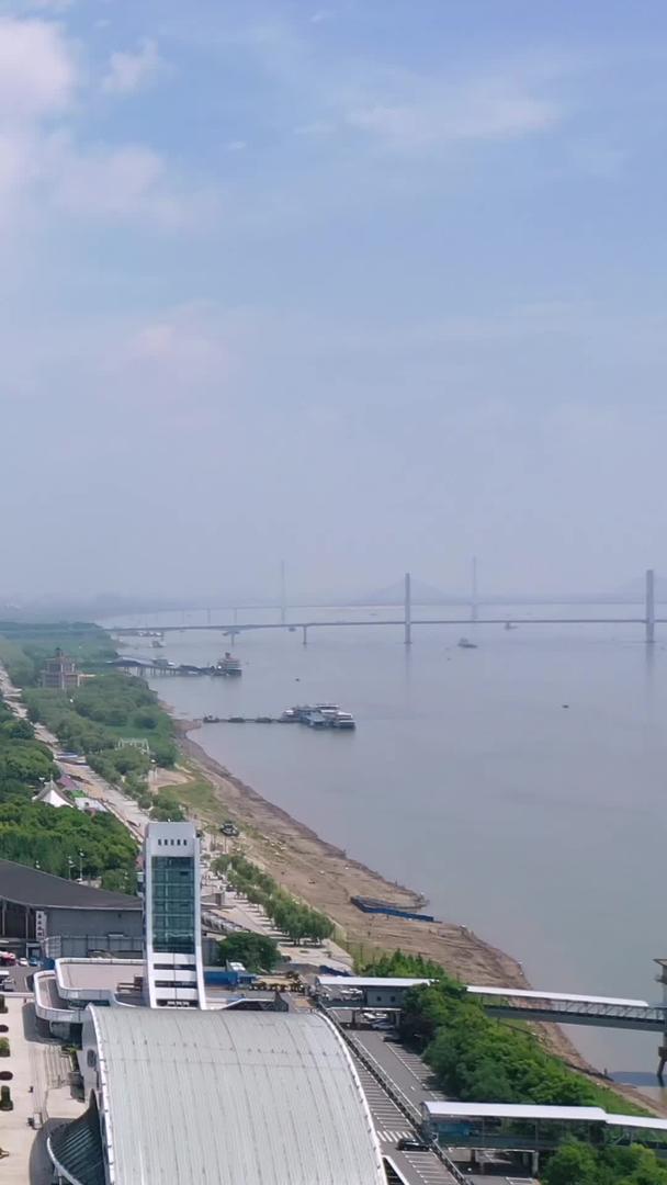 航拍城市风景蓝天白云晴天江滩公园江景素材视频的预览图