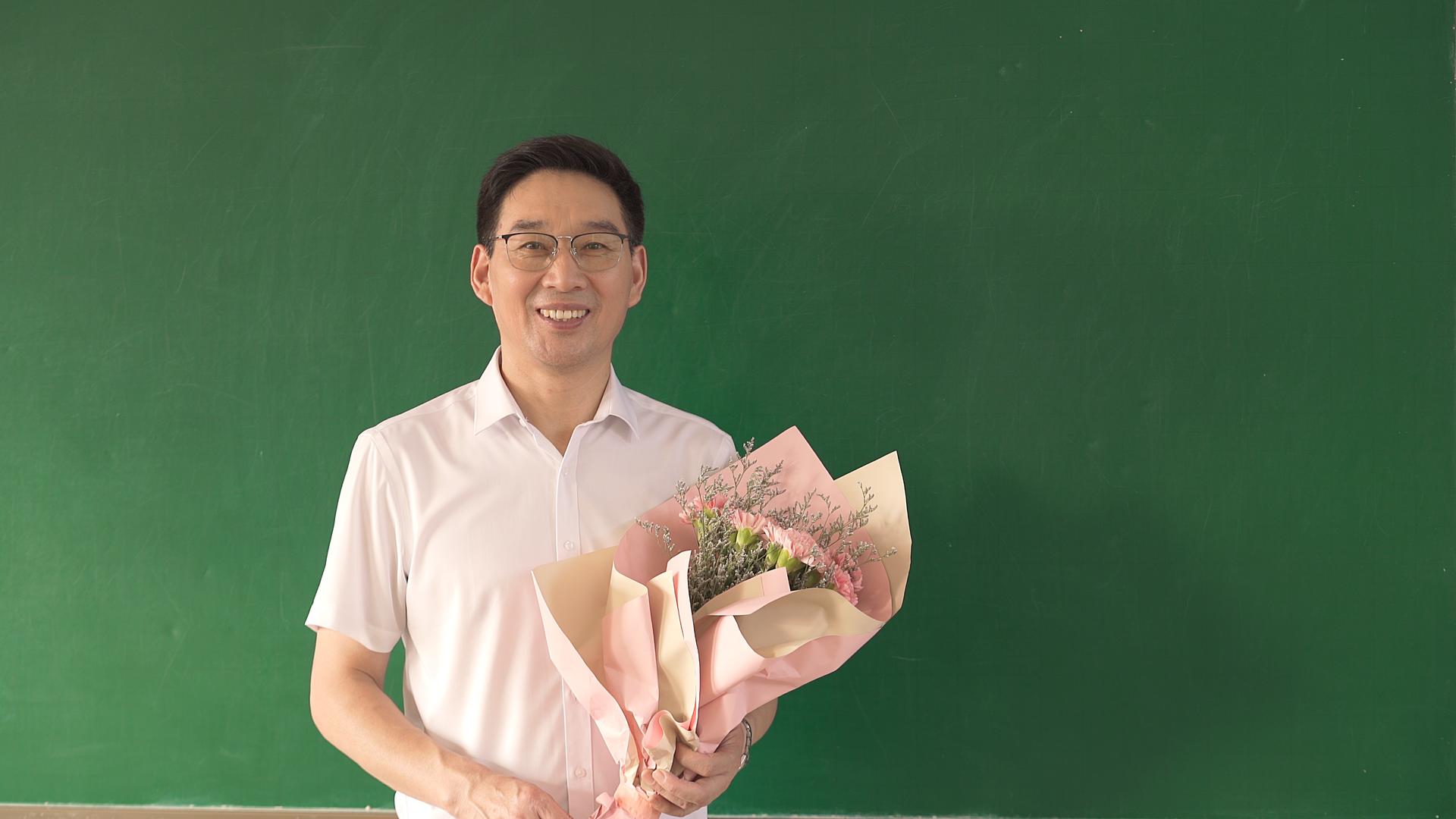 4K教师节男教师手捧鲜花视频的预览图
