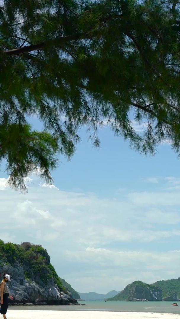 夏天海滩蓝天海滨游人行走聚集聚集聚集聚集聚集聚集视频的预览图