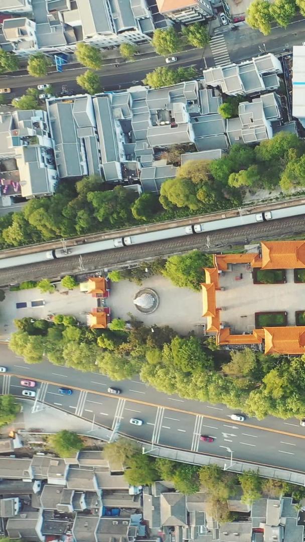 俯瞰风景城市武汉地标建筑黄鹤楼景区全景素材视频的预览图