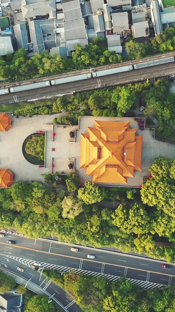 俯瞰风景城市武汉地标建筑黄鹤楼景区全景素材视频的预览图