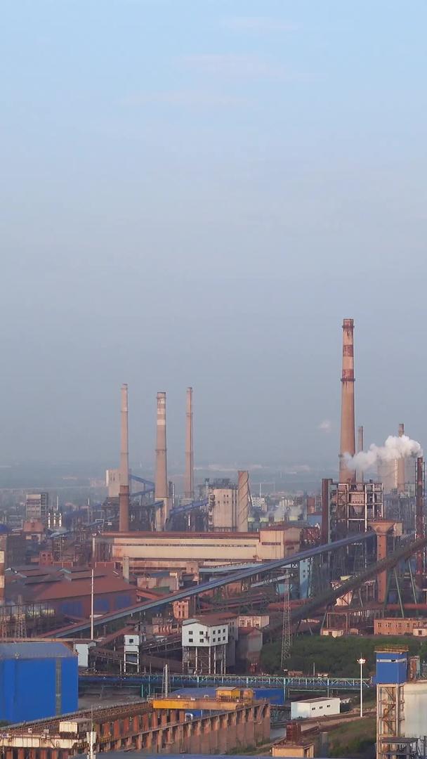 航拍宝武钢铁厂环保节能清洁能源冒烟的巨大烟囱材料视频的预览图