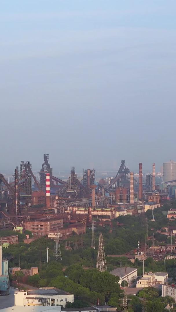 航拍宝武钢铁厂环保节能清洁能源冒烟的巨大烟囱材料视频的预览图