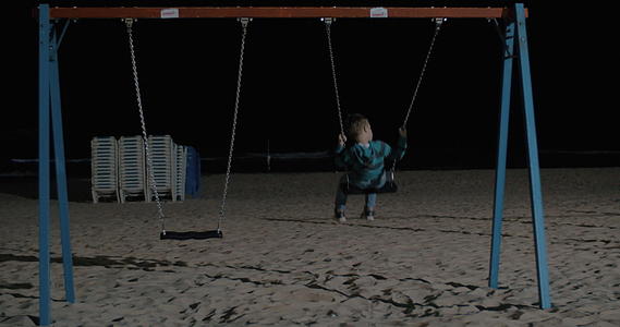 晚上独自在沙滩上荡秋千视频的预览图