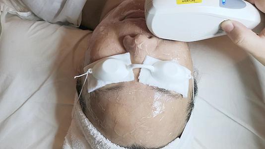 美容院面部光护理4K素材视频的预览图