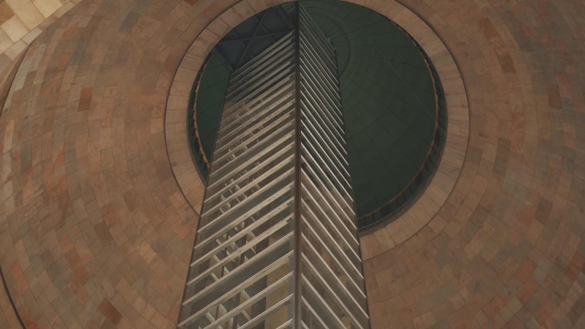 电梯碑视频的预览图