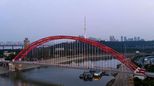 8k素材延时摄影日转夜航拍武汉晴川桥夜景车流视频的预览图