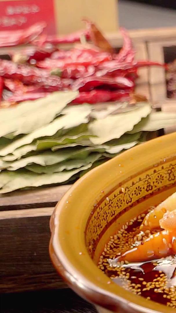 川味钵鸡美食腌制调料视频的预览图